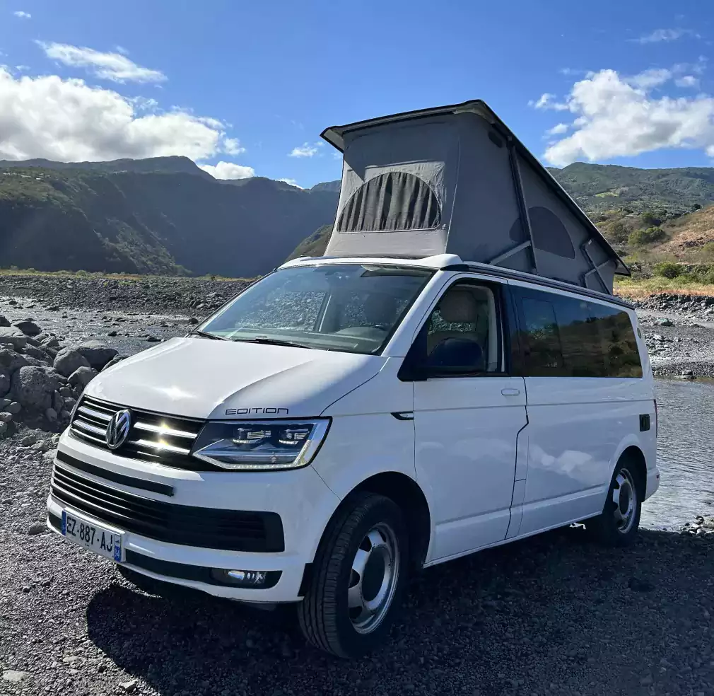 Vanina VW T6 California toit relevable ouvert sur la rivière des galets