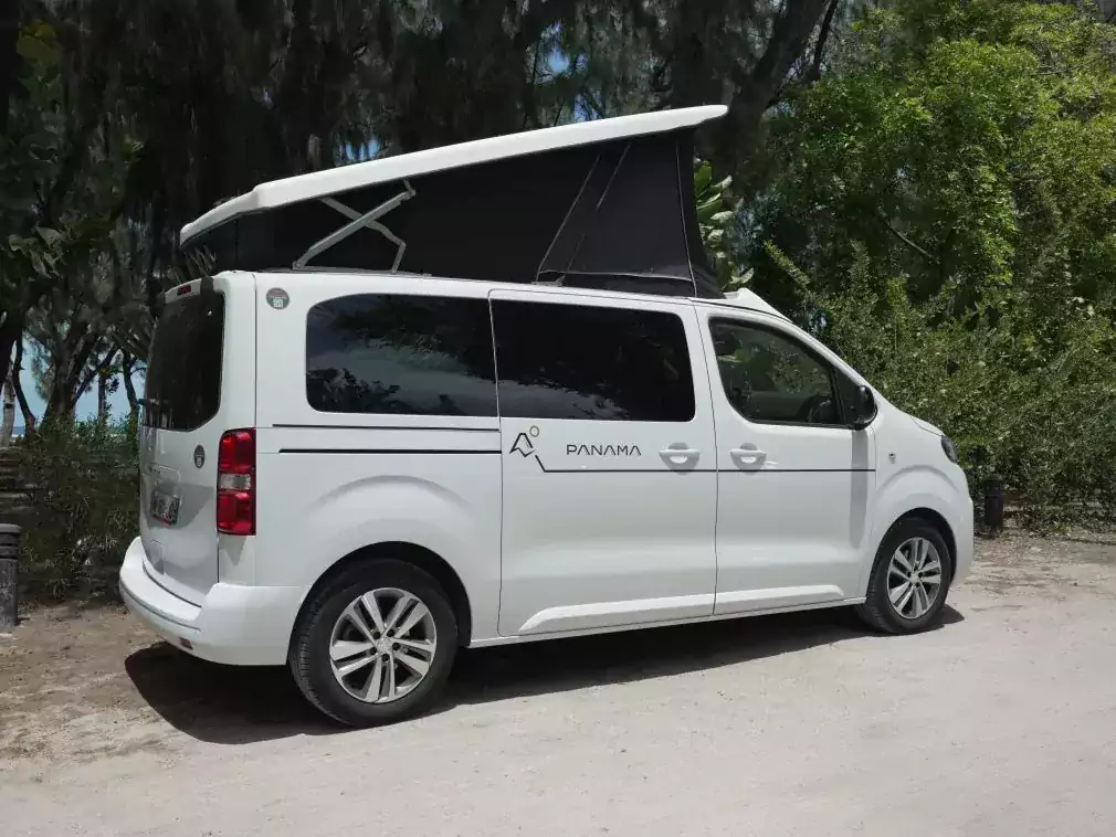 Van Donovan Peugeot Panama U10 toit relevable &agrave; louer &agrave; La R&eacute;union